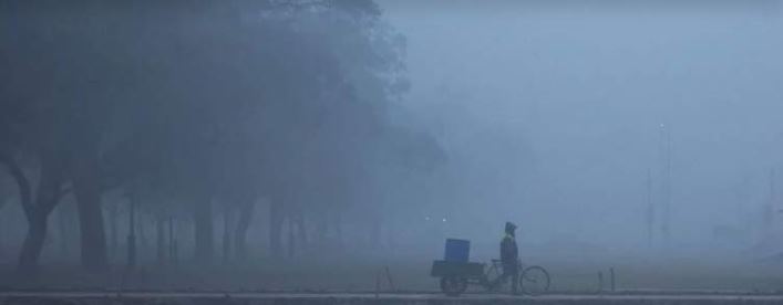 New Delhi fog disrupts air & rail travel