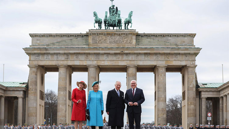 Pomp & paper crowns as Germany welcomes Charles III