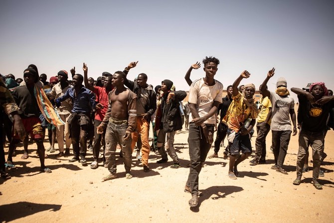 Thousands of migrants stranded in scorching desert in Mali