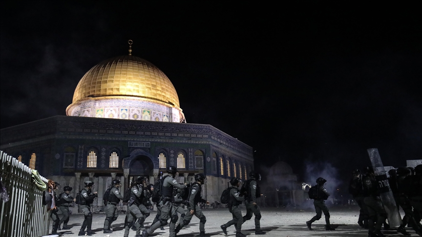 Al-Aqsa mosque: Violence as Israeli police raid Jerusalem holy site