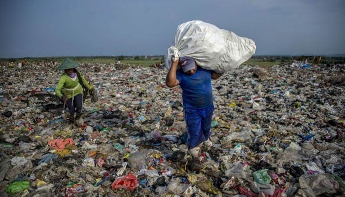 How can plastic waste be reduced by 80% by 2040?